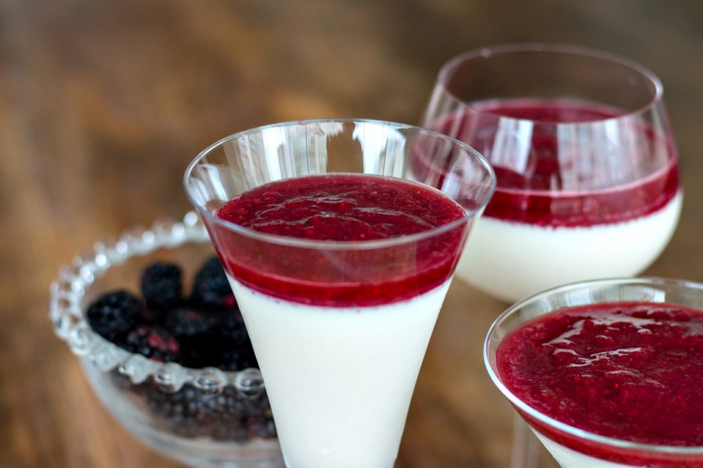 Veja como fazer Panna Cotta de frutas vermelhas com queijo Cottage