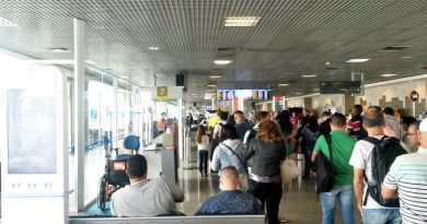 pessoas no aeroporto