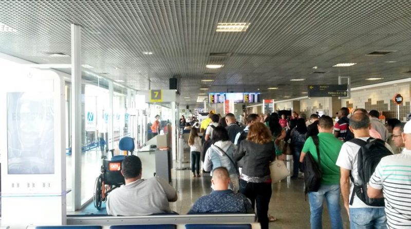 pessoas no aeroporto