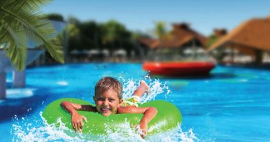 criança na piscina