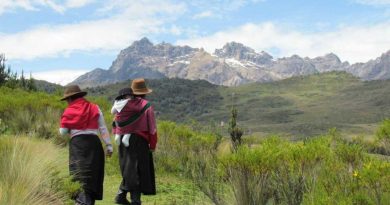 mulhers caminhando nos Andes