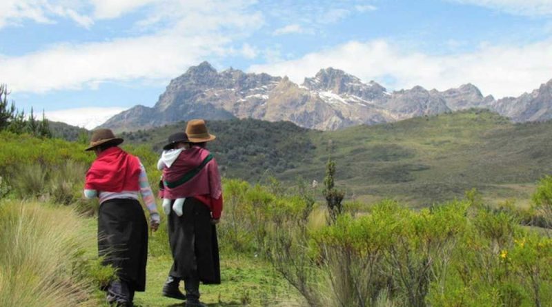 mulhers caminhando nos Andes