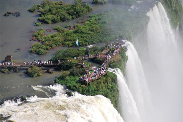 pessoas nas cataratas