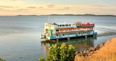 catamarã no rio