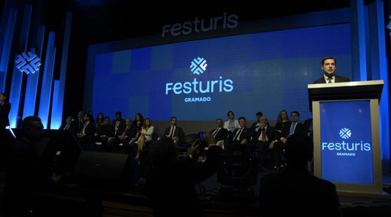 pessoas discursando