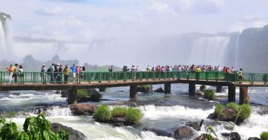 pessoas olhando cataratas