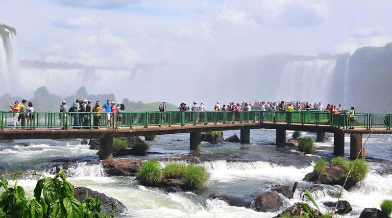 pessoas olhando cataratas