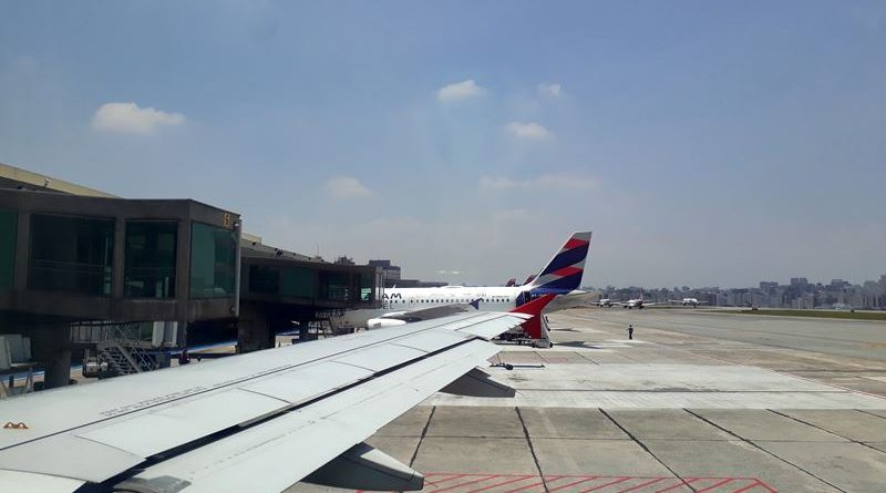 avioes no aeroporto
