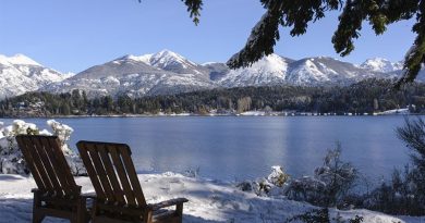 montanhas com neve e lago