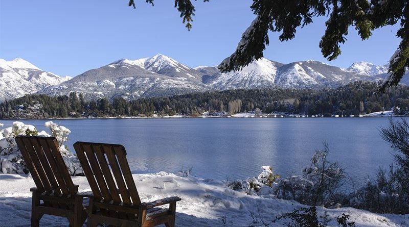 montanhas com neve e lago