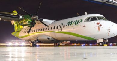 avião no hangar