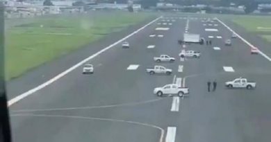 carros na pista de pouso