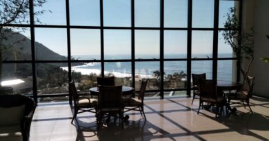 hotel com praia ao fundo