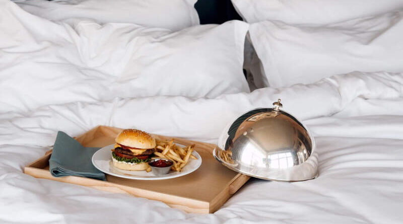 Hotéis Hyatt começam a cobrar U$S10,00 de taxa de Room Service Hyatt