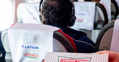 LATAM surpreendem passageiros com donut drop em voo LATAM